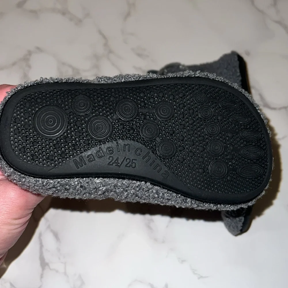 NWOT Dark Gray Kids Sherpa Booties (24/25)